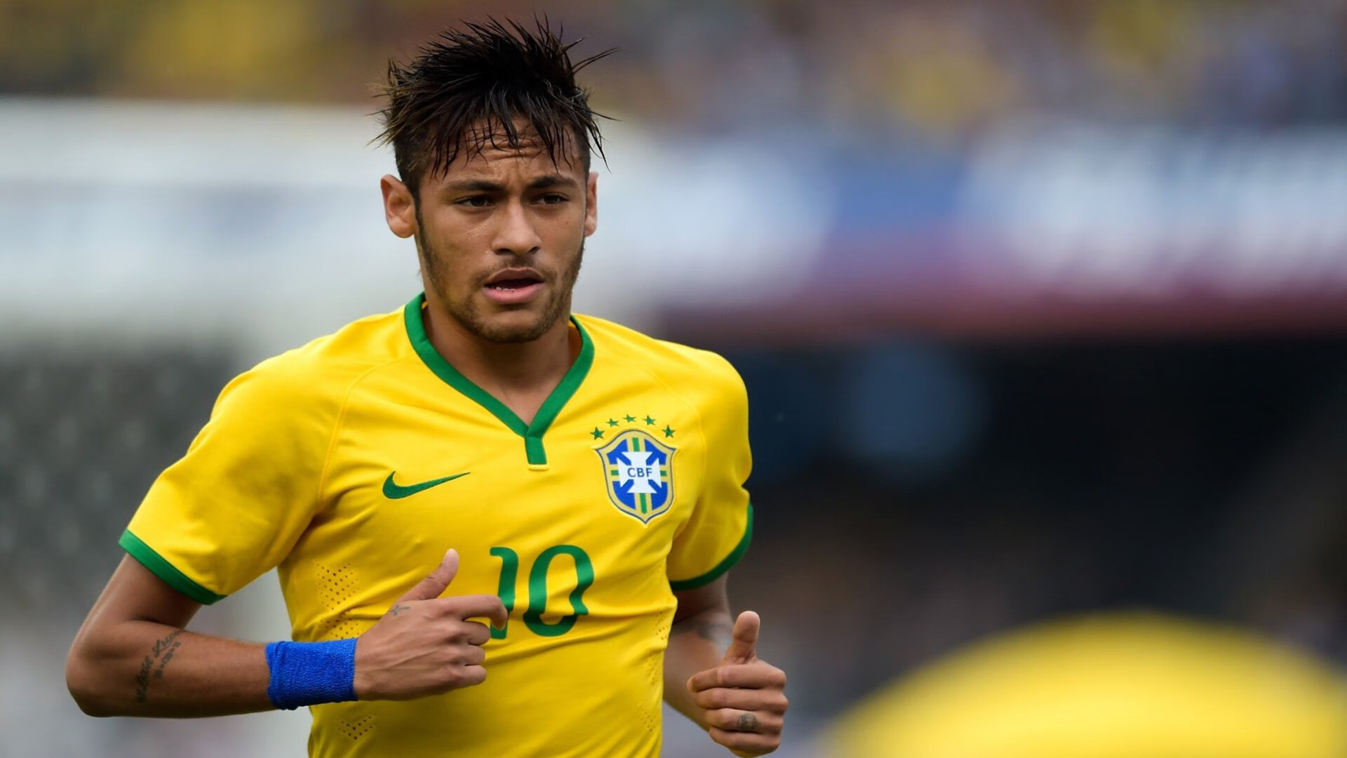 “全民足球运动推广持续升温，青少年踢球热潮涌动”，青少年足球运动蔚然成风