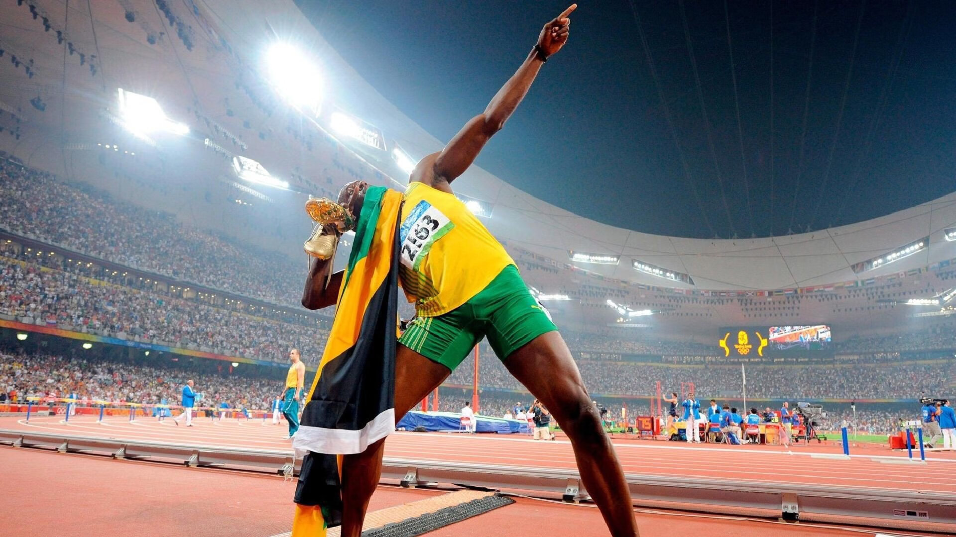 “未来之星青少年足球联赛火热进行，星光璀璨的赛场期待你”，未来之星全国青少年艺术展演