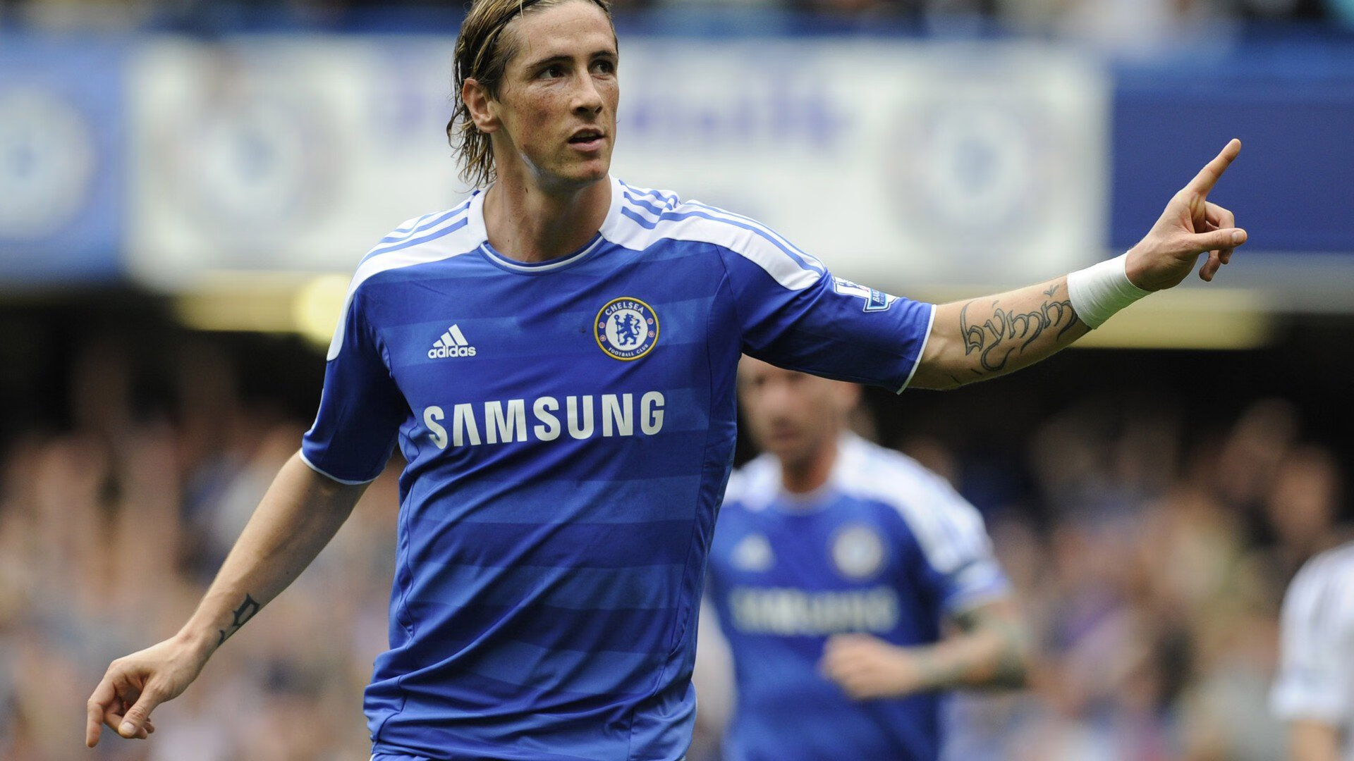 法甲赛况激烈，比分2-1，比赛中精彩突破和远射，关键数据：长传成功率80%、射门准度72%